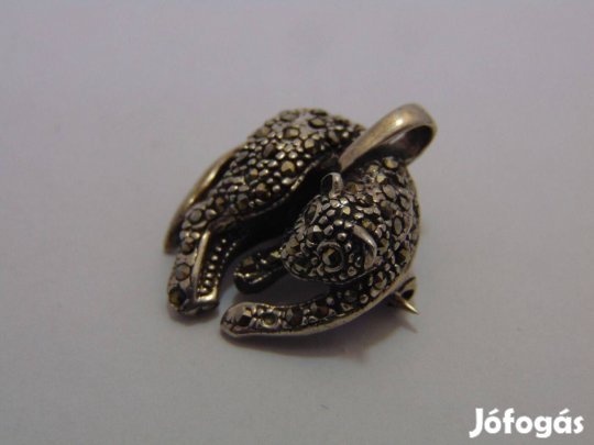 Ezüst medál és bross egyben, markazitokkal