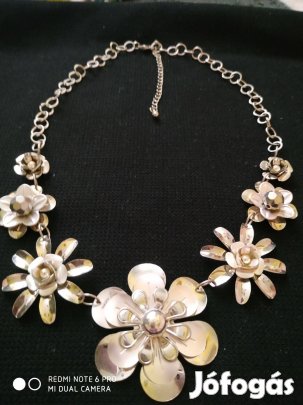 Ezüst színű dekoratív virágos bizsu nyaklánc