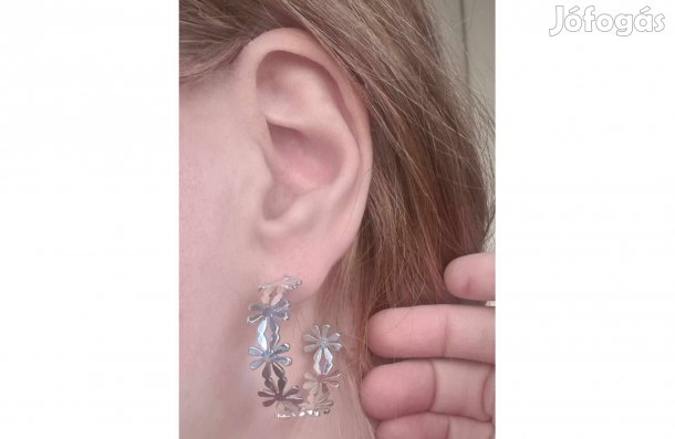 Ezüst színű karika fülbevaló virágmintával