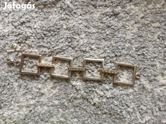 Ezüst színű kövekkel díszített bizsu karkötő