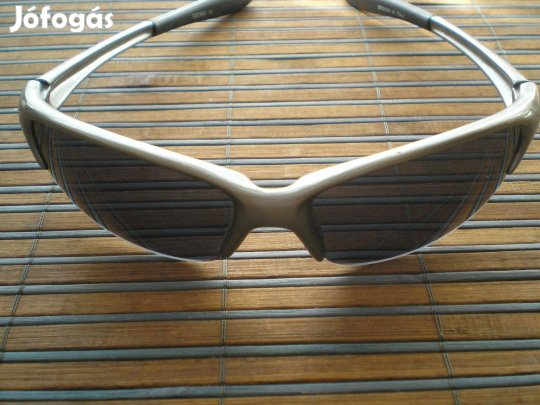 Ezüst színű műanyag keretes sportos napszemüveg