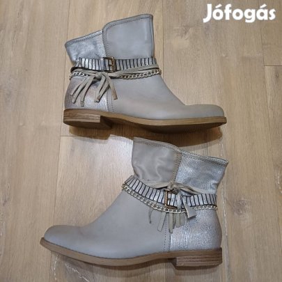 Ezüst színű rojtos, láncos női műbőr bokacsizma (41)