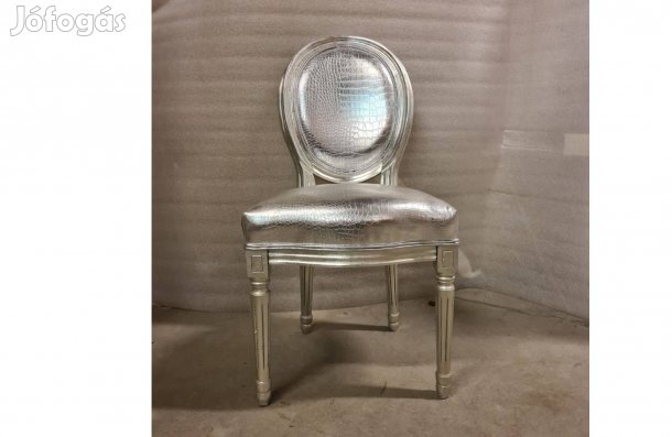 Ezüst színű szék kígyóbőr mintázatú kárpitozással