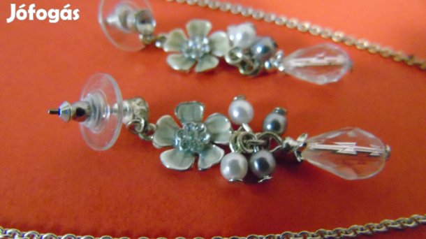 Ezüst színű virágos gyöngyös nyaklánc és fülbevaló egyben