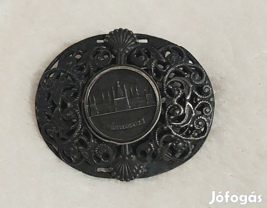 Ezüstözött fém országház bross Akció! 