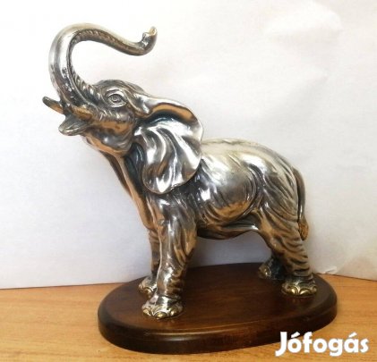 Ezüstözött ón elefánt szobor magasba emelt ormánnyal, fa talapzaton