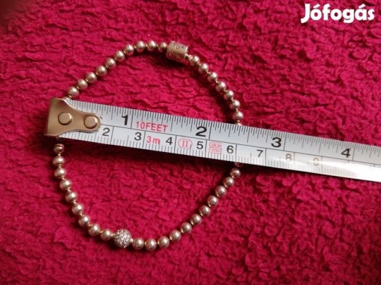 Ezüstszínű karkötő és köves gyűrű 