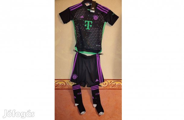 FC Bayern München fekete eredeti adidas 2023-24 gyerek szett (116)
