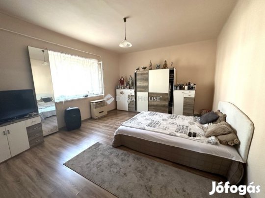 FELÚJÍTOTT 2 szobás sorház, kis kertrésszel, nyugodt környezetben.