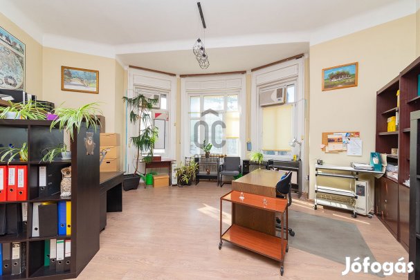 FELÚJÍTOTT ÁLLAPOTÚ HOMLOKZAT, RENDKÍVÜLI LAKÁS ELOSZTÁS, TÖKÉLETES KÖ