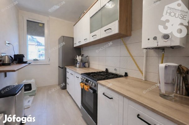 FELÚJÍTOTT, III. emeleti, ERKÉLYES LAKÁS Kecskeméten eladó!