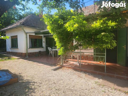 FONYÓDON CSALÁDI HÁZ ELADÓ A BALATONTÓL 1400 MÉTERRE