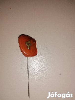 F betűs antik borostyán kitűző