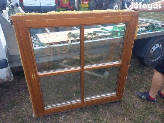 Fa ablak 118 cm x 119 cm