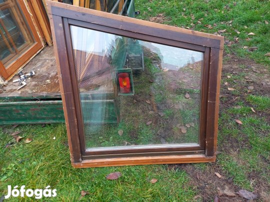 Fa ablak 122 cm x 128 ; 98 cm