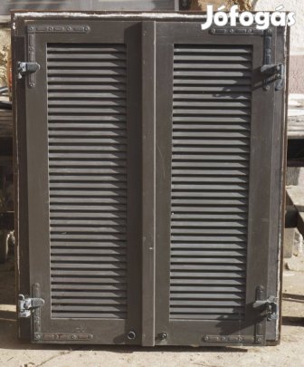 Fa ablak zsalugáterral