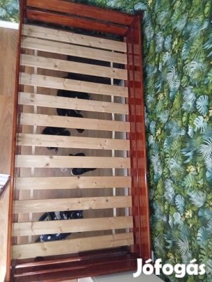 Fa ágykeret ágyráccsal