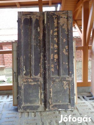 Fa ajtó, középen nyíló