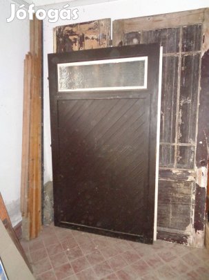 Fa ajtó, középen nyíló garázsra