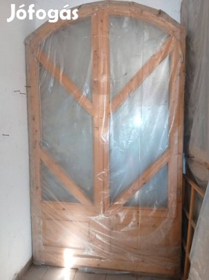 Fa ajtó,ablak,még nem voltak beépítve