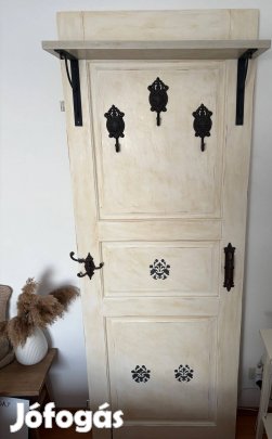 Fa ajtóból készült, festett gardrób/ alőszobai akasztós