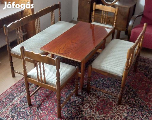Fa asztal székekkel