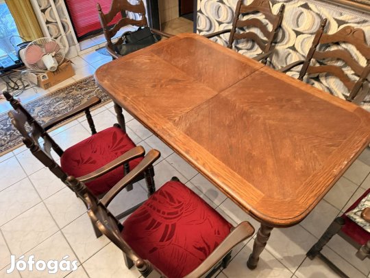 Fa asztal székekkel