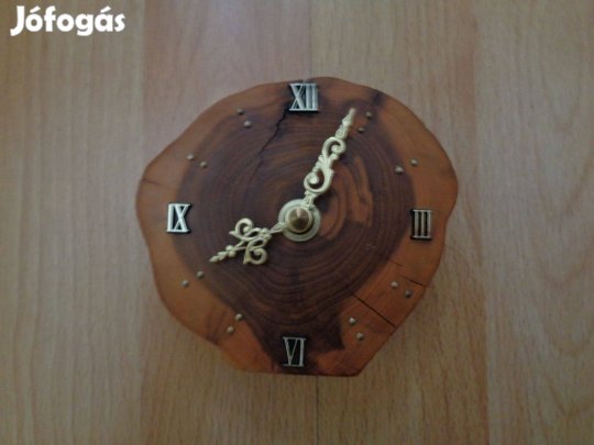 Fa asztali óra
