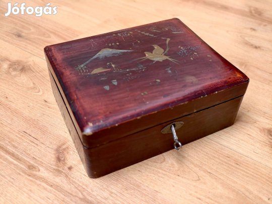 Fa doboz zárral