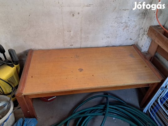 Fa dohányzó asztal