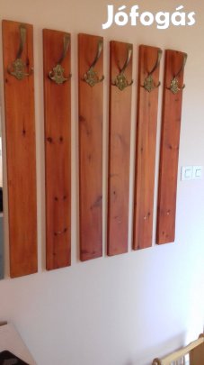 Fa előszobai fal réz akasztókkal