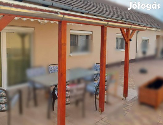 Fa előtető polikarbonát tetővel és eresszel