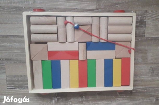 Fa építőkocka húzható kocsiban