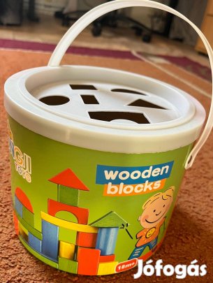 Fa építőkockák formaválogató hengerben