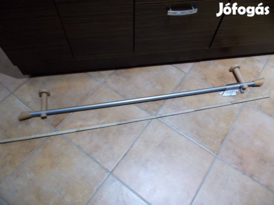 Fa esztergált és fém karnis készlet karikával és csipesszel