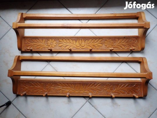 Fa faragott fali tartó akasztókkal vagy fogas