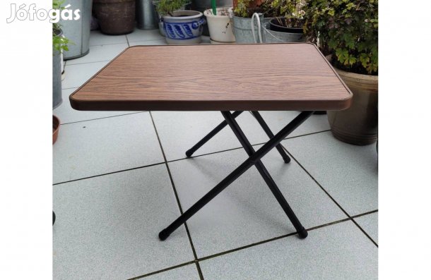 Fa-fém állítható kis asztal