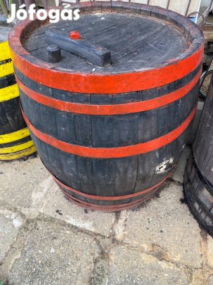 Fa hordók dekorációnak