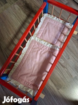 Fa játék bölcső babákkal, ágyneművel