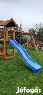 Fa játszótér csúszda hinta homokozó