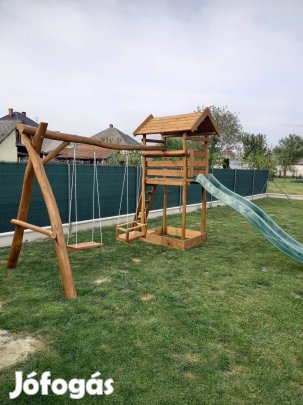 Fa játszóvár hintás csúszdás homokos