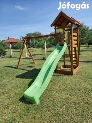 Fa játszóvár hintás csúszdás homokozós