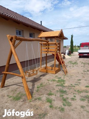 Fa játszóvár hintás csúszdás homokozós