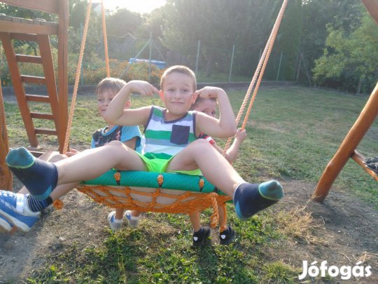 Fa játszóvár hintás csúszdéás homokozós