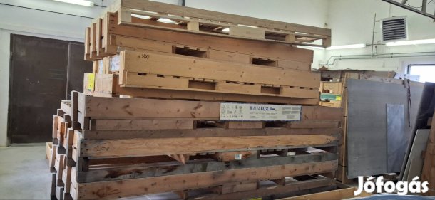 Fa kalodák, nagyméretű raklapok.