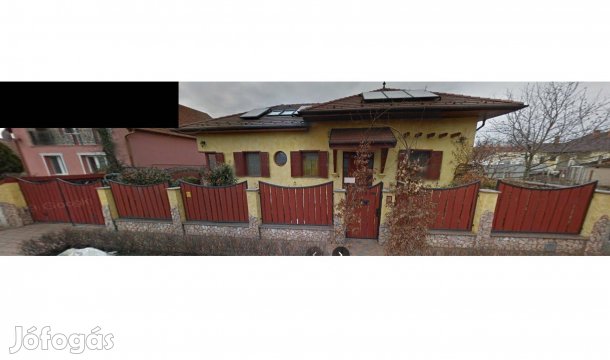 Fa kerítés kovácsolt vas kerettel