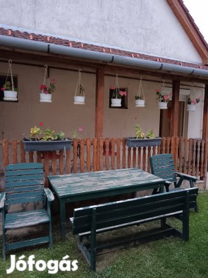 Fa kerti bútor Segesden eladó. 