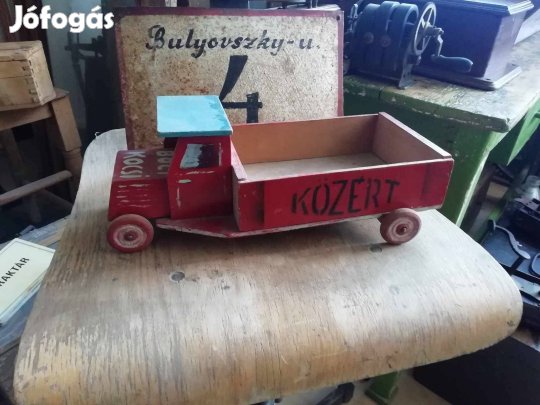 Fa kisteherautó, 1960-as évekből, KÖZÉRT felirattal az oldalán és egye