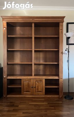 Fa könyvesszekrény
