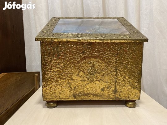 Fa láda sárgaréz dombor mintás borítással